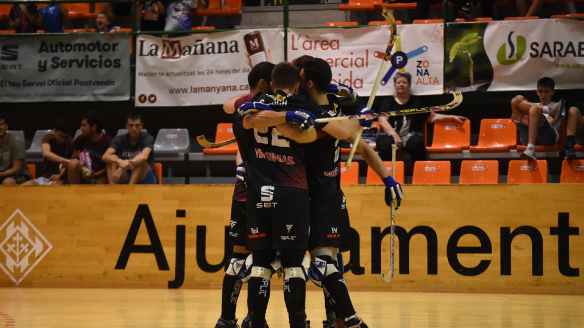 Los listados se abrazan tras anotar uno de los cuatro goles.