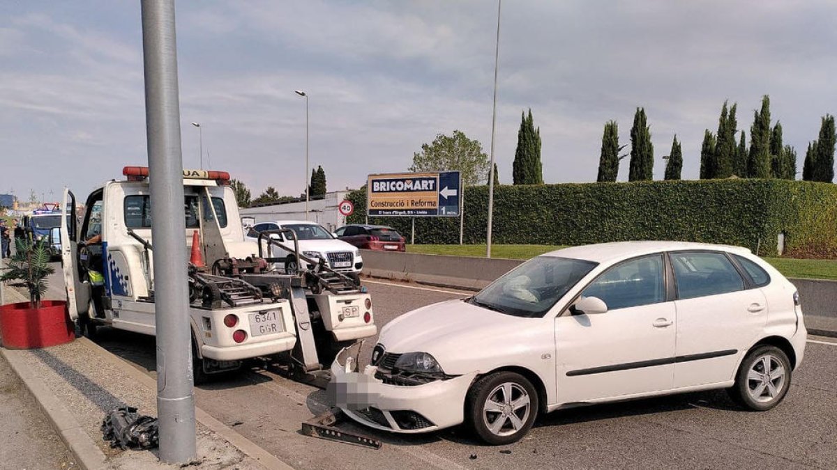 El coche tras el accidente de ayer en la rotonda de la LL-11.