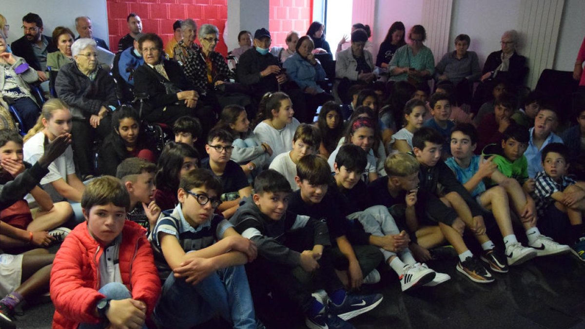 Alumnos y mayores se reunieron en el Arxiu Comarcal del Alt Urgell.