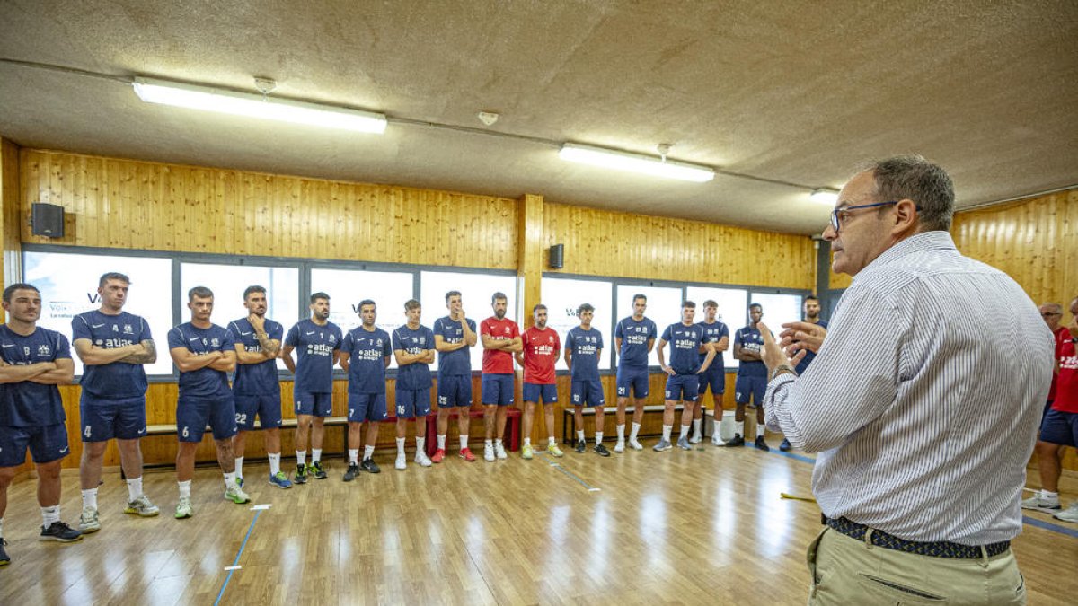 El presidente del Atlètic Lleida, Xavier Batalla, en el discurso a sus futbolistas antes de la primera sesión.