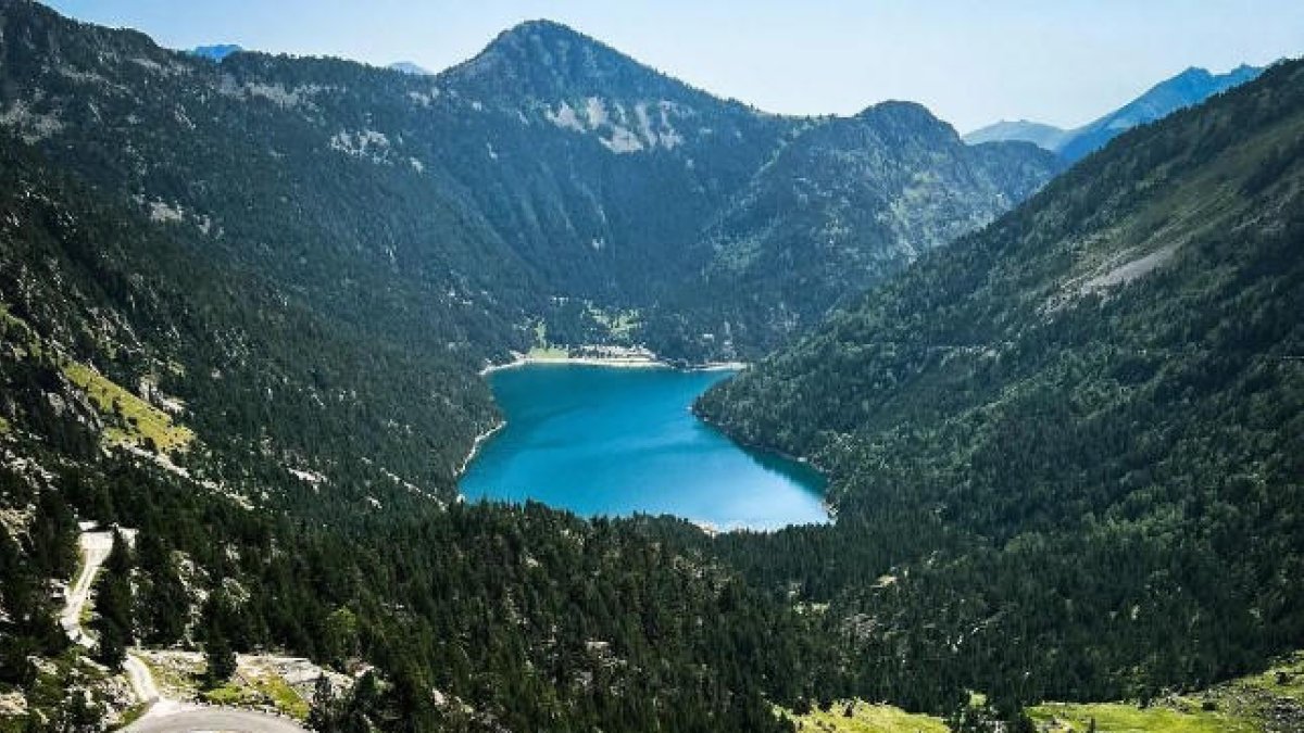 Ciclistes participant en el tour ciclista solidari i que permet descobrir paisatges extraordinaris.