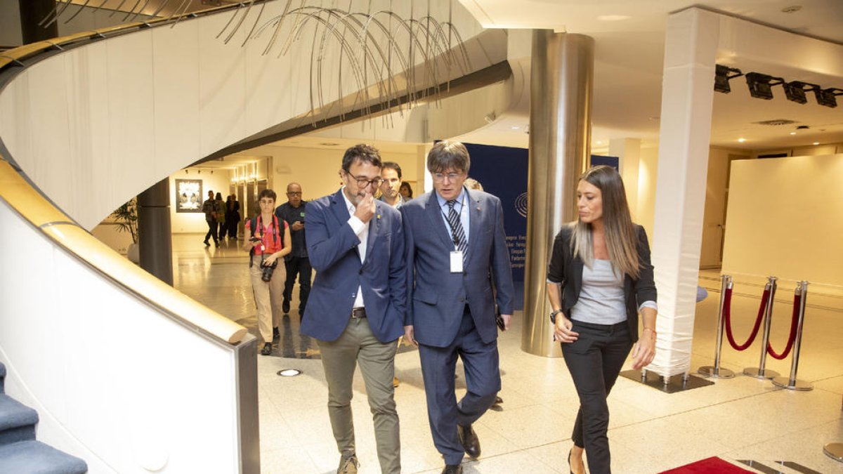 Carles Puigdemont se dirige el miércoles a comparecer ante la prensa tras conocerse la sentencia.