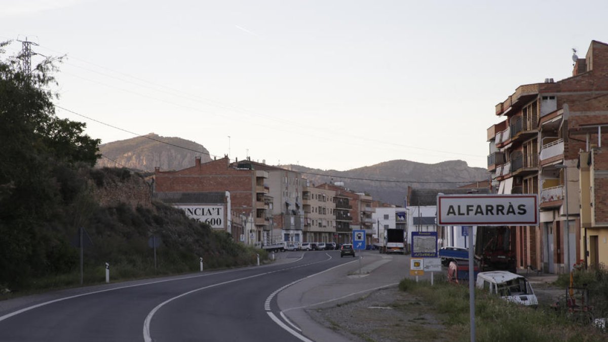 La carretera N-230 a su paso por Alfarràs.