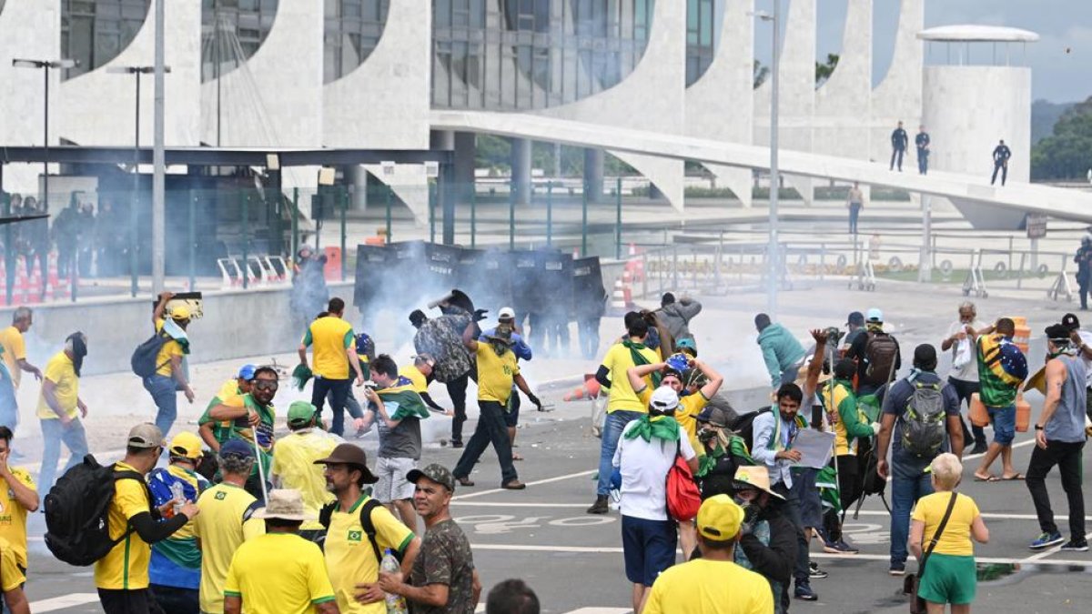 Simpatizantes de Bolsonaro en las calles de Brasilia tras el asalto a las instituciones democráticas