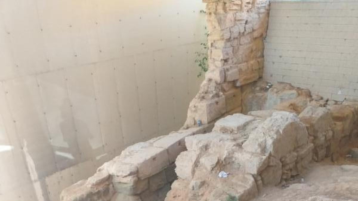 Sensesostre i escombraries al Turó de la Seu Vella de Lleida