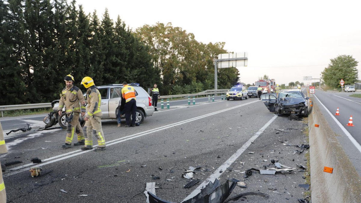 Servicios de emergencias ayer tras la colisión frontal entre dos vehículos en Alcoletge.