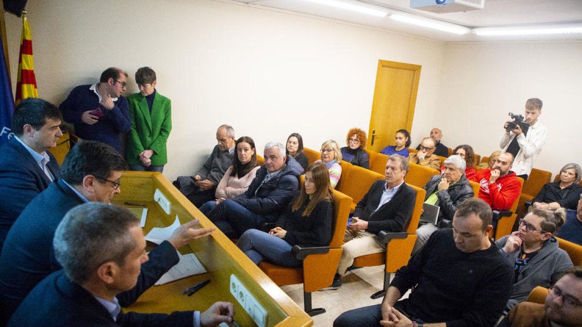 La reunió que van mantenir ahir Ferran Aril i Javier Calles amb els clubs lleidatans.