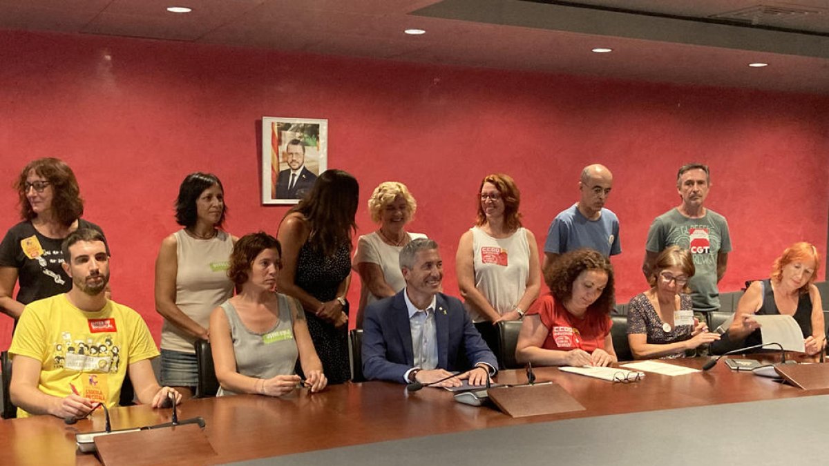 El conseller d’Educació i els sindicats van firmar un acord per acabar amb les protestes.