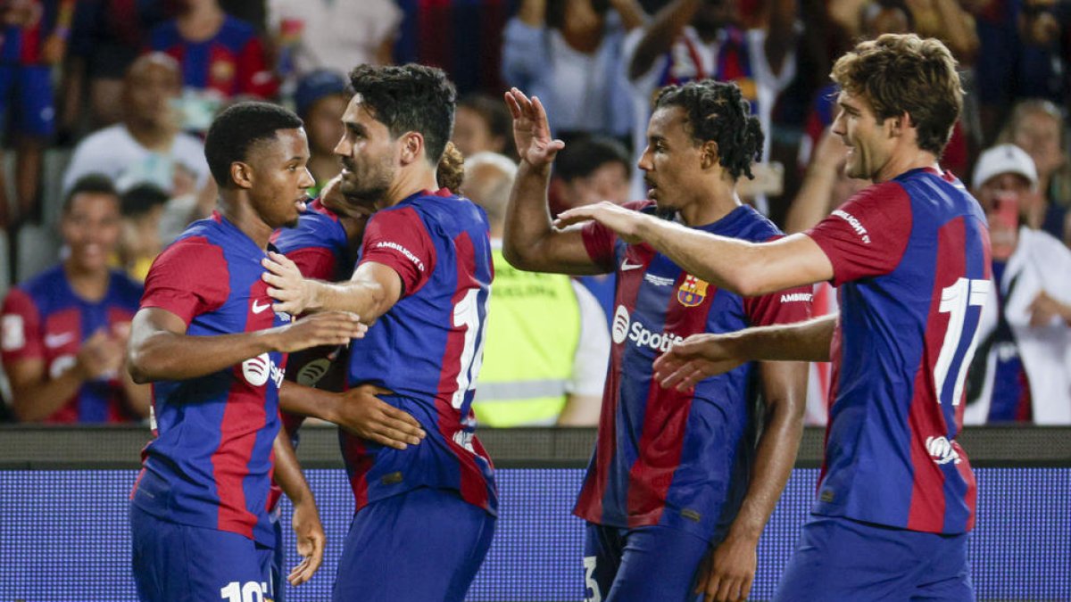 Jugadores del Barcelona celebran uno de los goles del equipo.