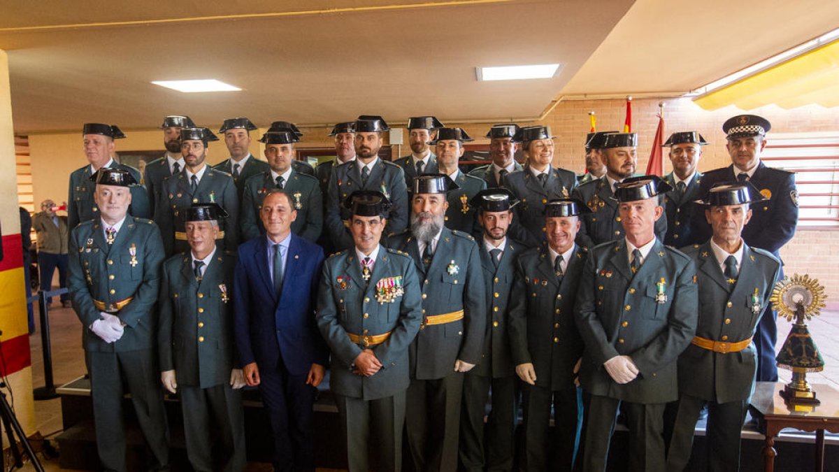 La Guardia Civil de Lleida condecora a varios agentes en el día del Pilar