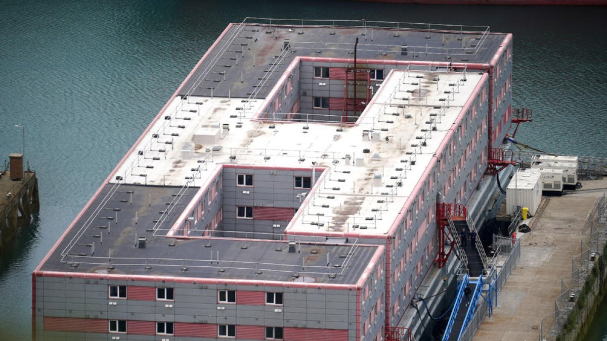 Pla general del vaixell ‘Bibby Stockholm’, atracat a Portland.