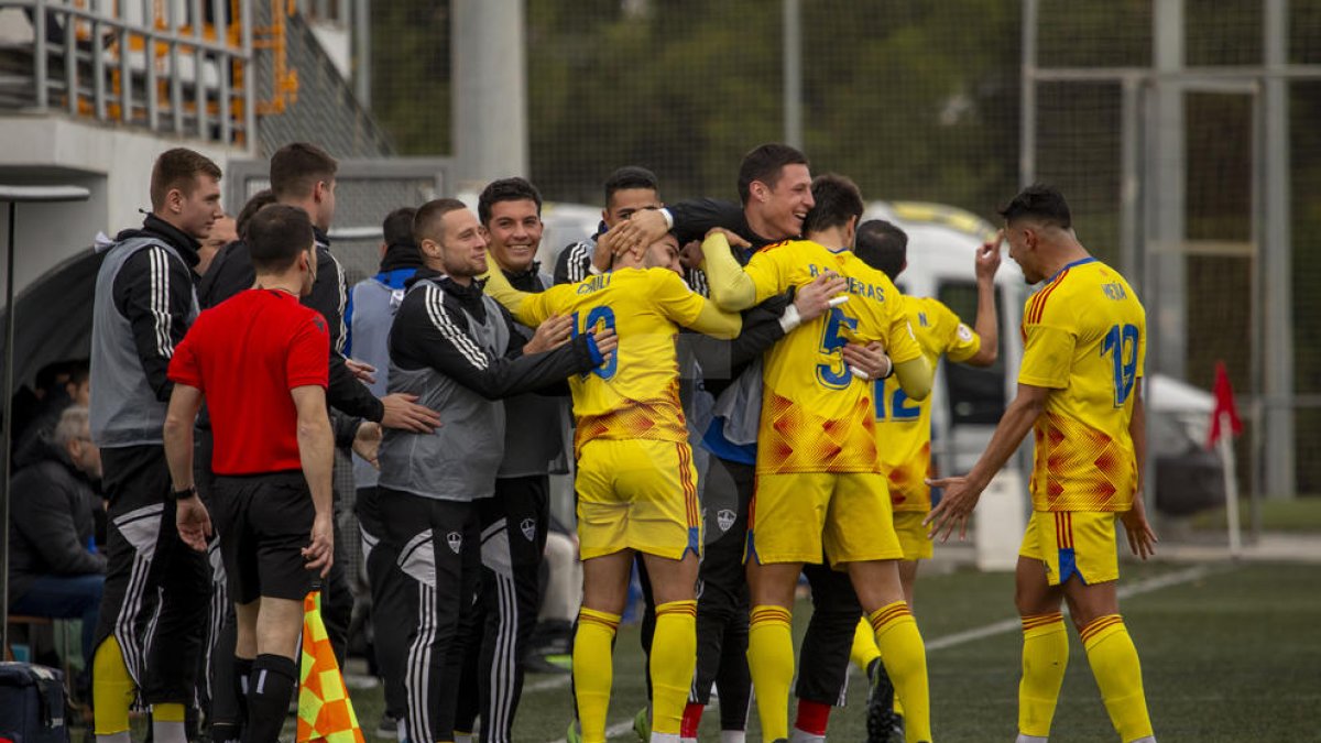Chuli, autor dels dos gols lleidatans al Sagnier, s'abraça amb els jugadors de la banqueta en la celebració d'un dels gols.