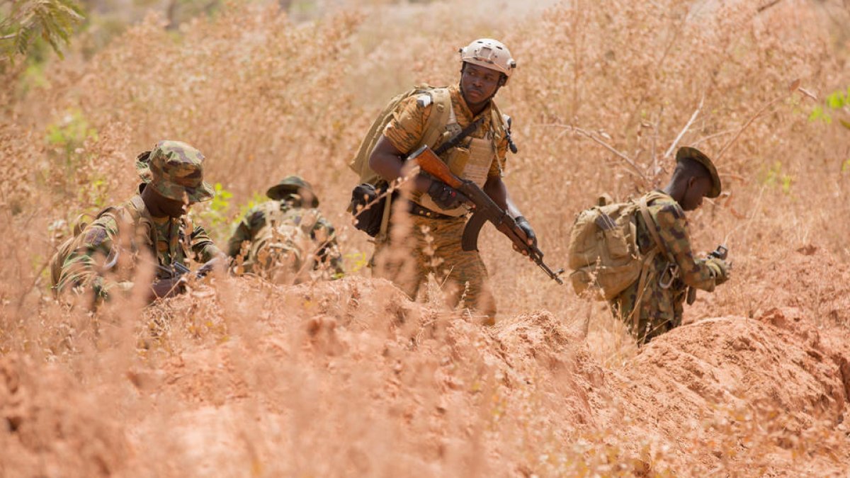 Soldados de Níger y otras naciones efectúan entrenamientos militares mientras crece la inestabilidad.