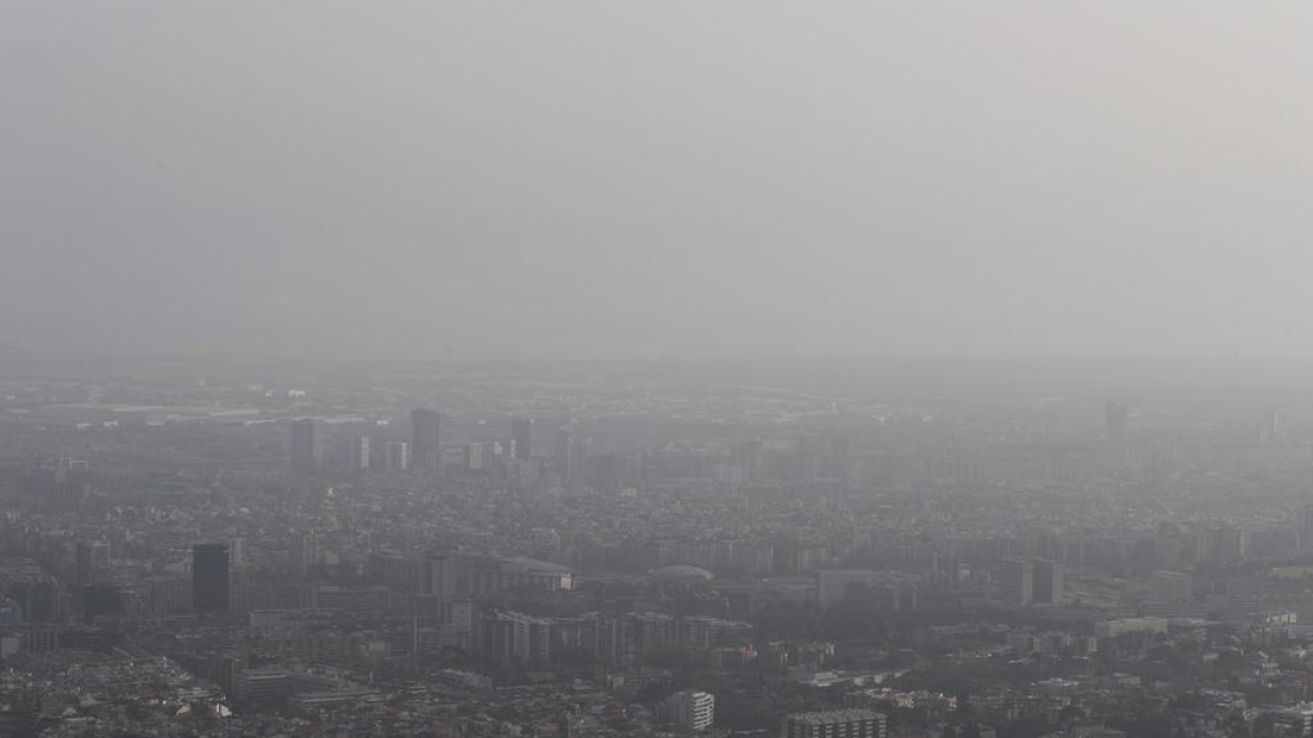 Imagen de archivo de una gran ciudad rodeada de contaminación
