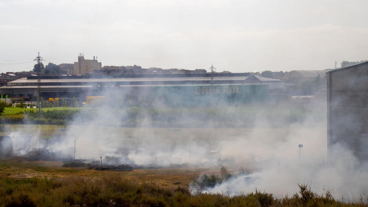 Donen per extingit l'incendi a la nau amb alfals d'Alcarràs