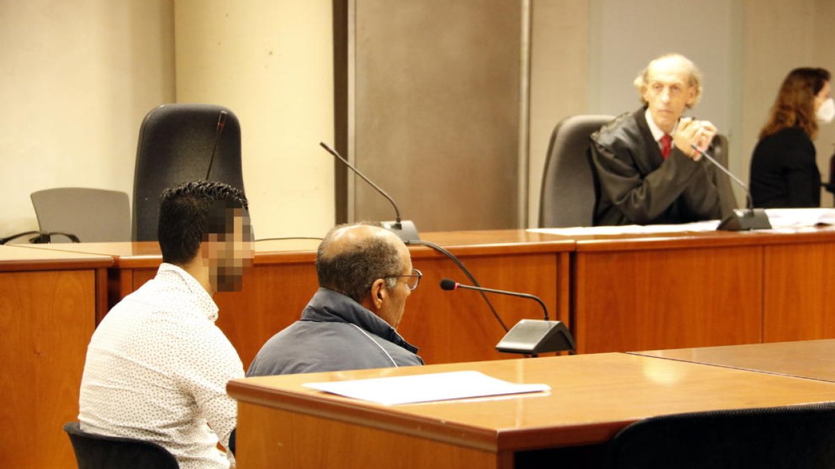 El acusado de abusar sexualmente de dos niñas de 11 años en Tremp, durante el juicio en la Audiencia de Lleida.