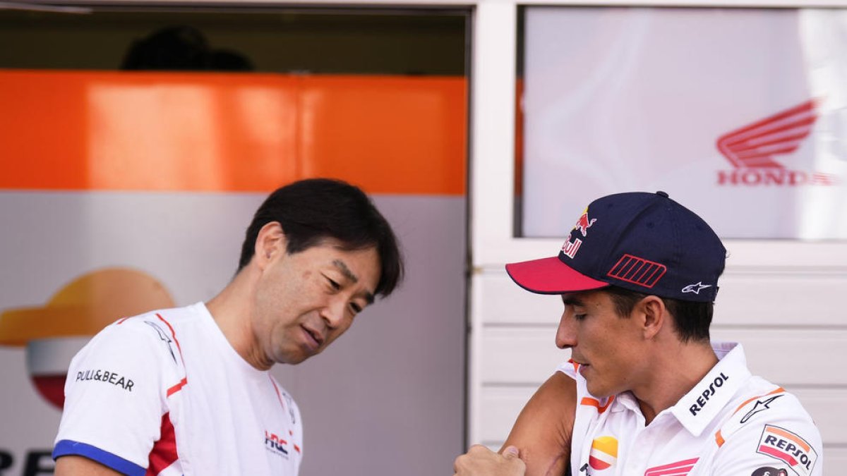 Marc Màrquez mostra la cicatriu a un membre del seu equip.