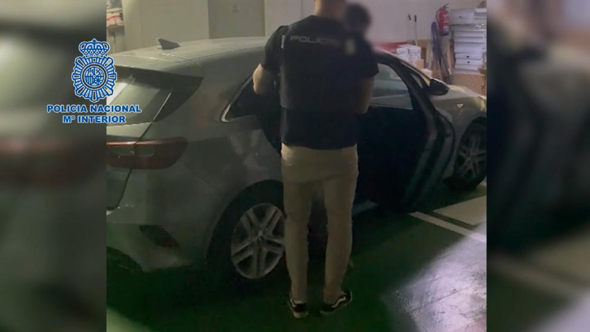 Moment del trasllat del fugitiu per agents de la Policia Nacional a Tremp.