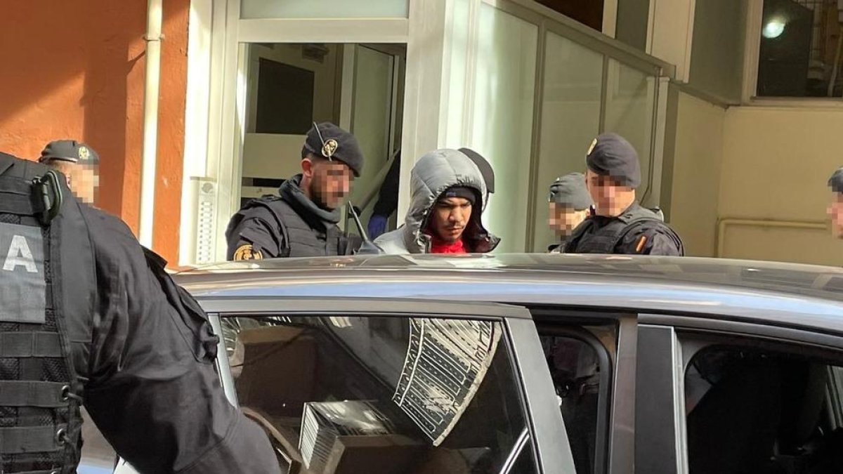 Un detingut al carrer Nord de Lleida en l'operació de la Guàrdia Civil contra el tràfic de persones.