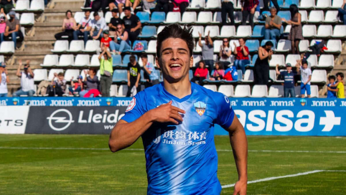 Joel Febas celebra un dels gols que va marcar la passada temporada amb el Lleida.