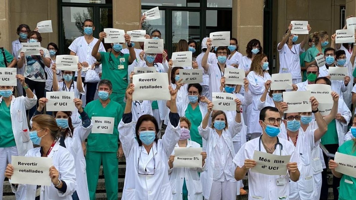 Profesionales sanitarios protestan a las puertas del Hospital Josep Trueta de Girona en una imagen de archivo.