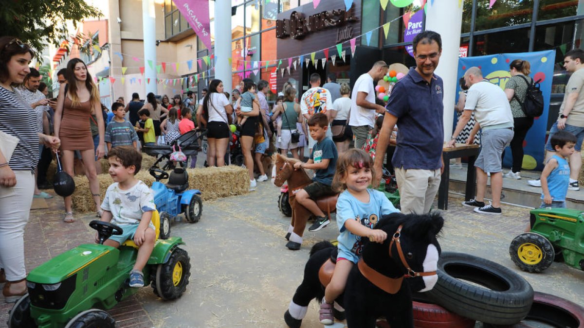 Els carrers de la Zona Alta es van omplir d’activitats per a totes les edats.
