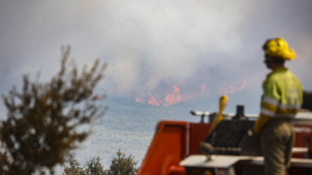 Un bombero ayer ante uno de los focos activos en Castellón.
