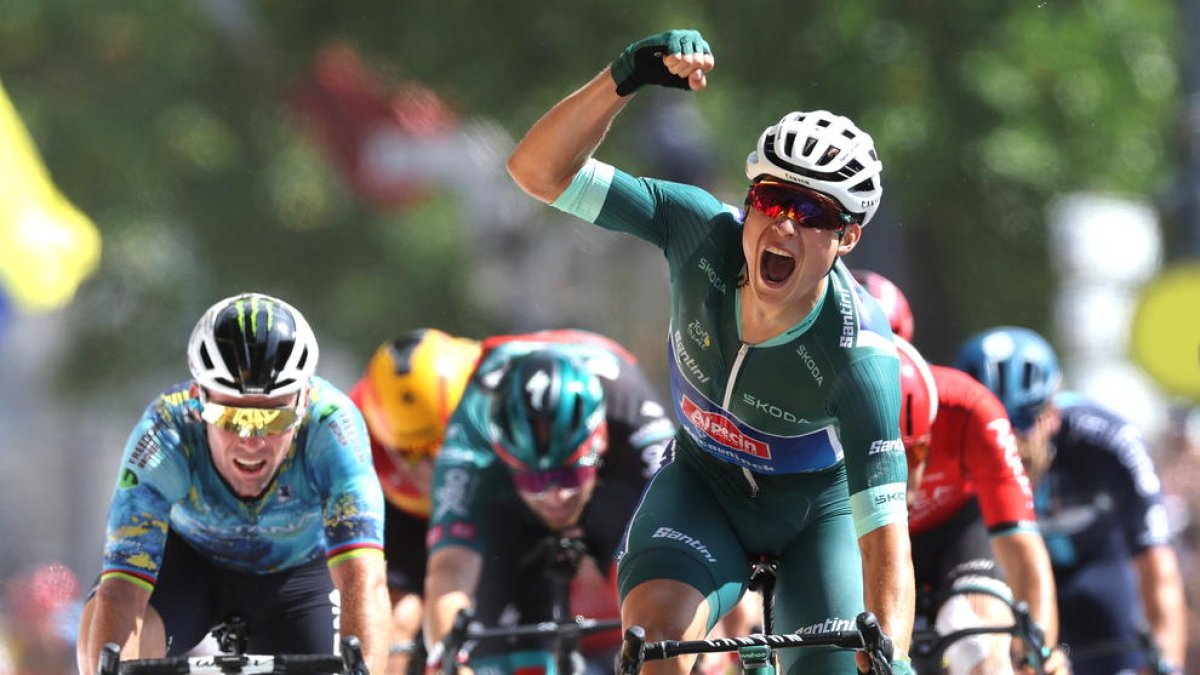 Philipsen, intractable, firma el triplet en els esprints del Tour; Vingegaard continua de groc