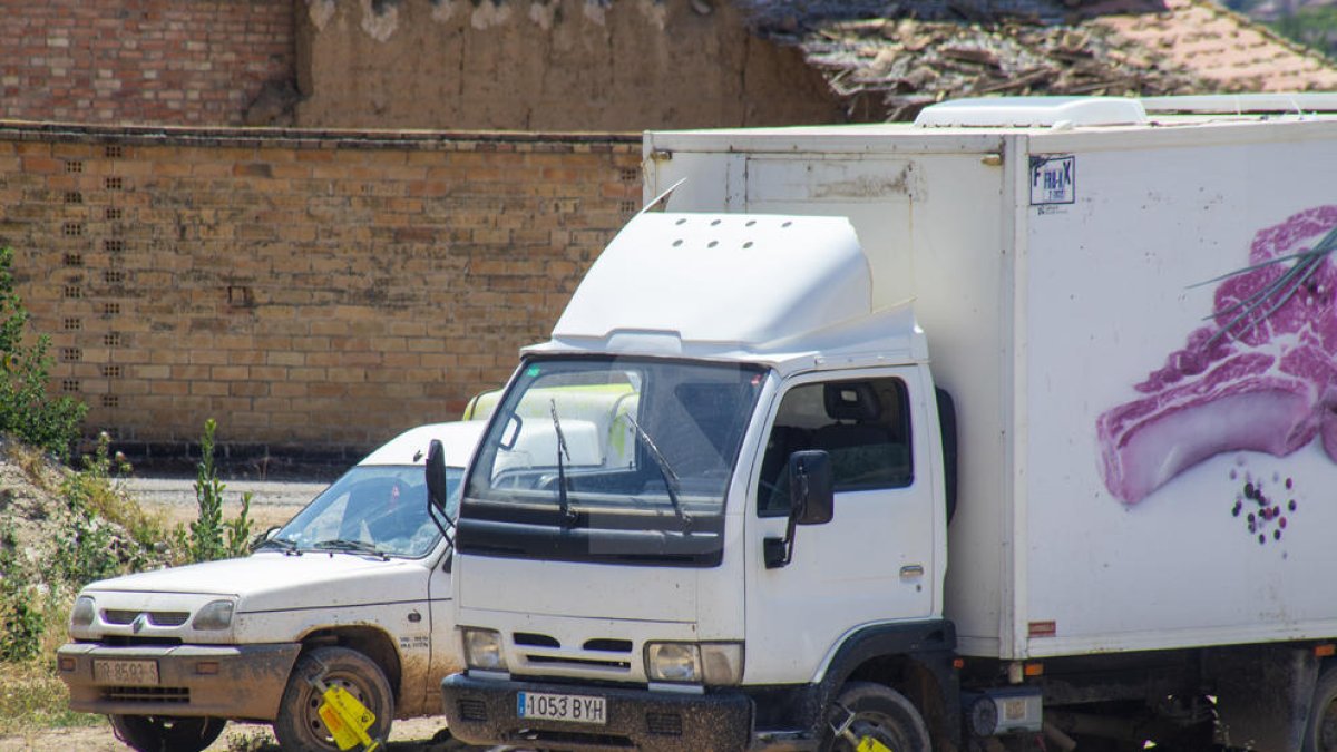 Dos vehicles que van ser immobilitzats per la policia.