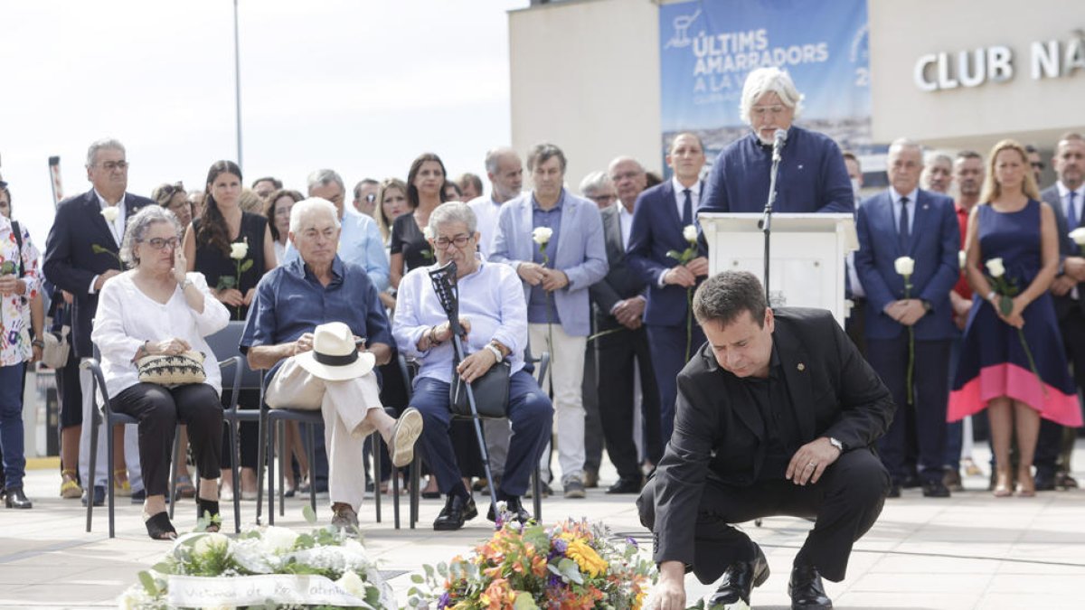 El alcalde de Cambrils deposita unas flores ante la mirada de autoridades y víctimas, entre ellas el viudo de la única fallecida.