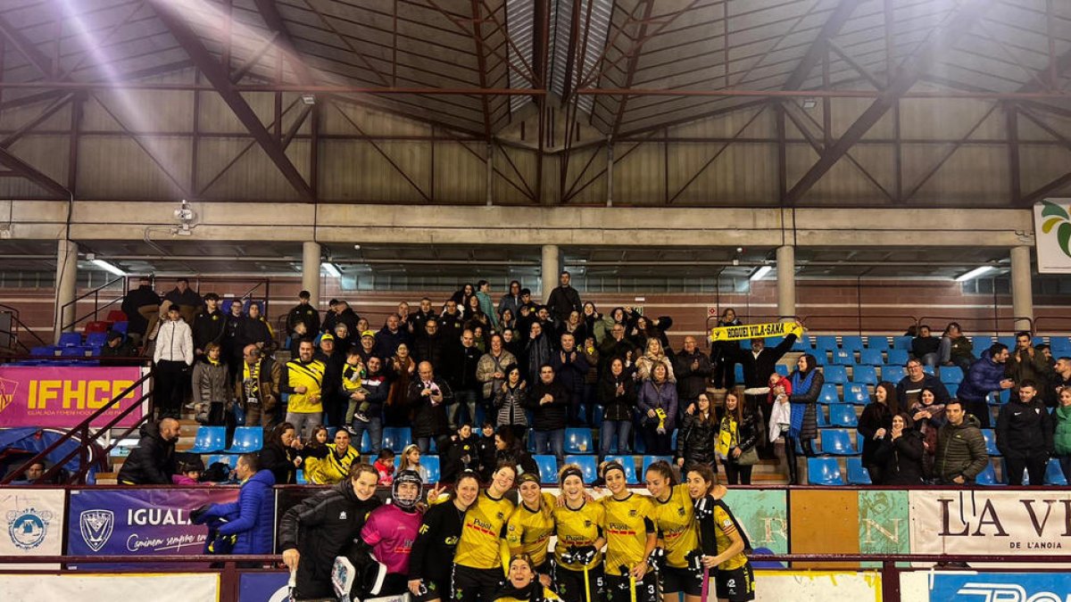 Jugadoras del Vila-sana posan al final del partido con aficionados desplazados hasta Igualada.