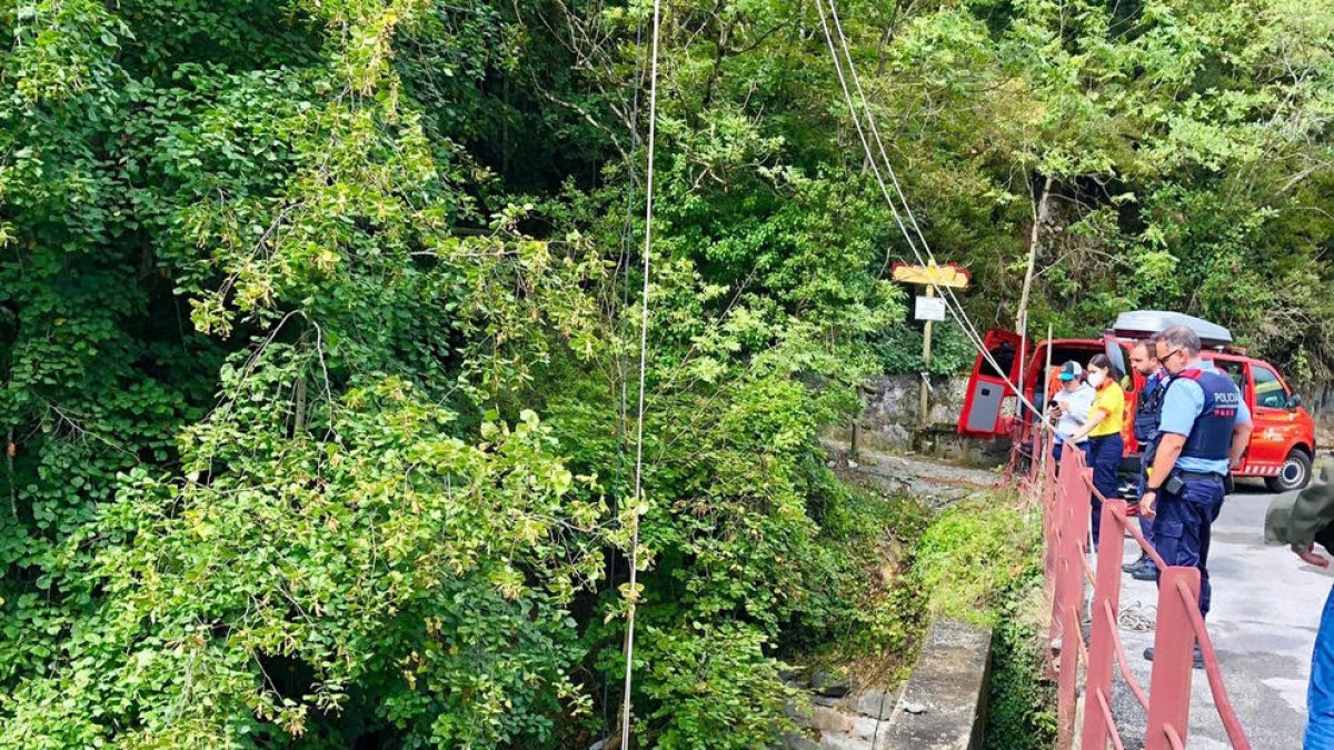 Momento del rescate del niño, ayer en el puente de Bèsua.