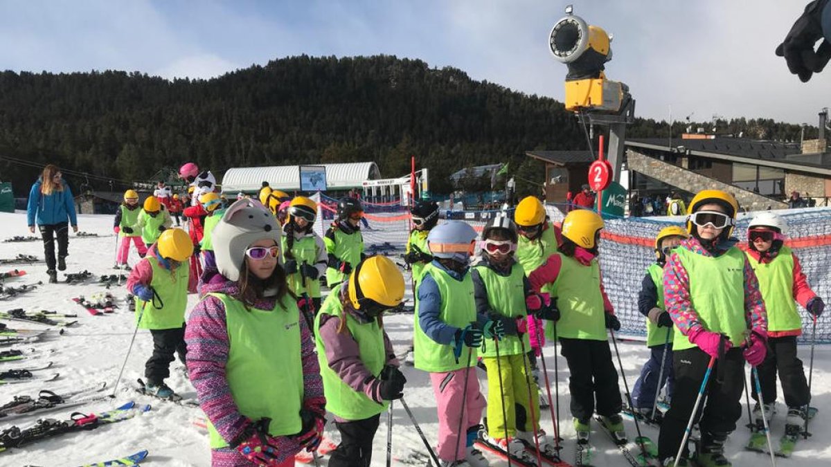 Los primeros alumnos del CEIP Pau Claris de La Seu que estrenaron la temporada de esquí escolar.