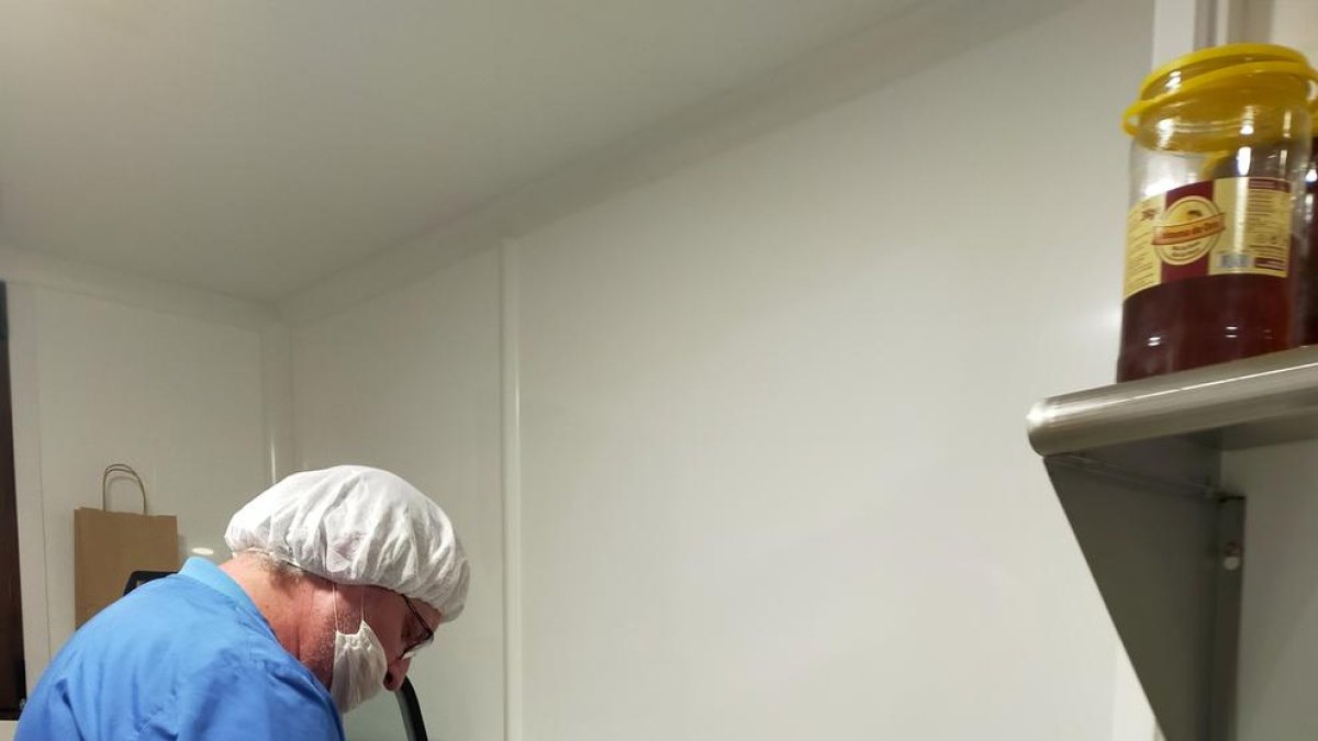 Ramon Punsola elaborant el formatge de tupí.