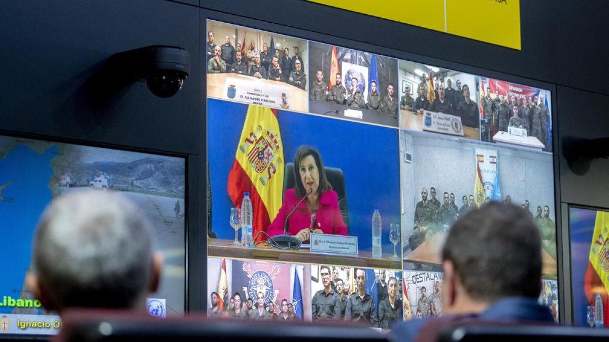 Vista desde una pantalla de la intervención de la ministra de Defensa, Margarita Robles, en una videoconferencia con las misiones en el exterior.
