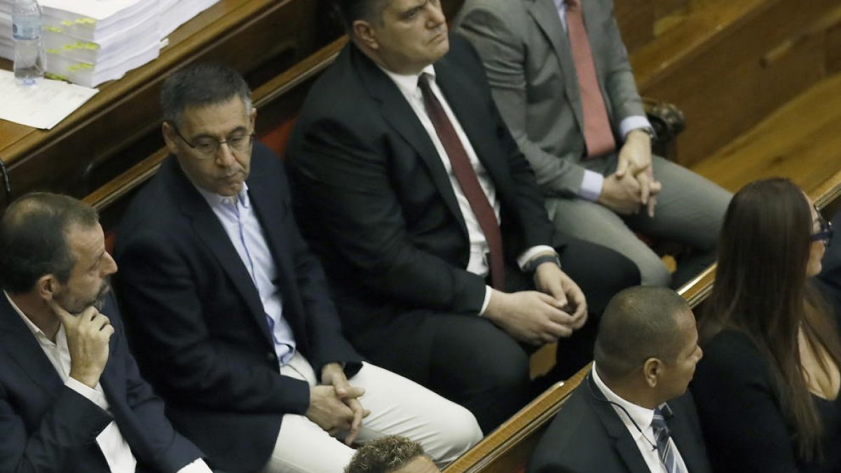 Neymar i el seu pare, a la fila inferior, amb Rossell i Bartomeu, a la superior, al judici.