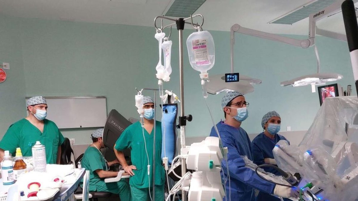 Los doctores, en un momento de una operación con el robot Da Vinci.