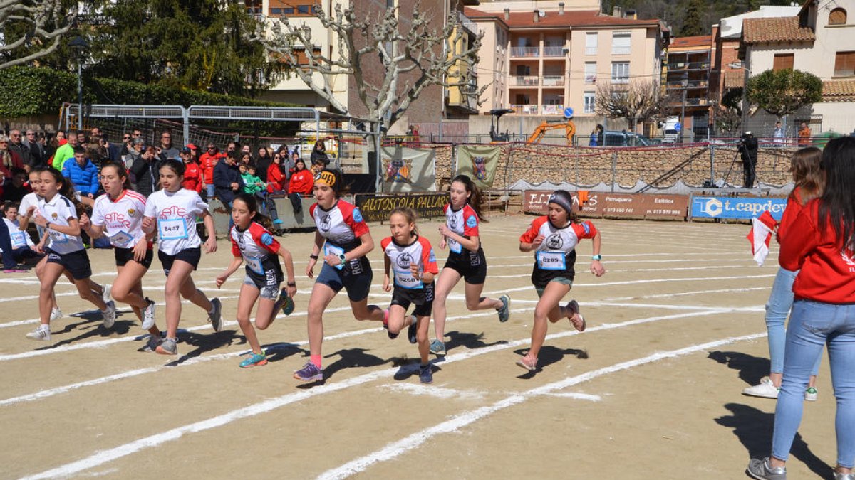 Un grupo de niñas durante una carrera correspondiente a la Olimpiada Escolar Flamicell de La Pobla.