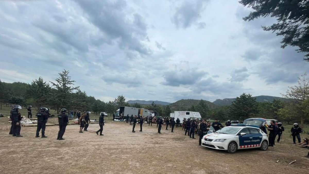 Una imagen del desalojo de la fiesta ilegal en Ivars de Noguera.