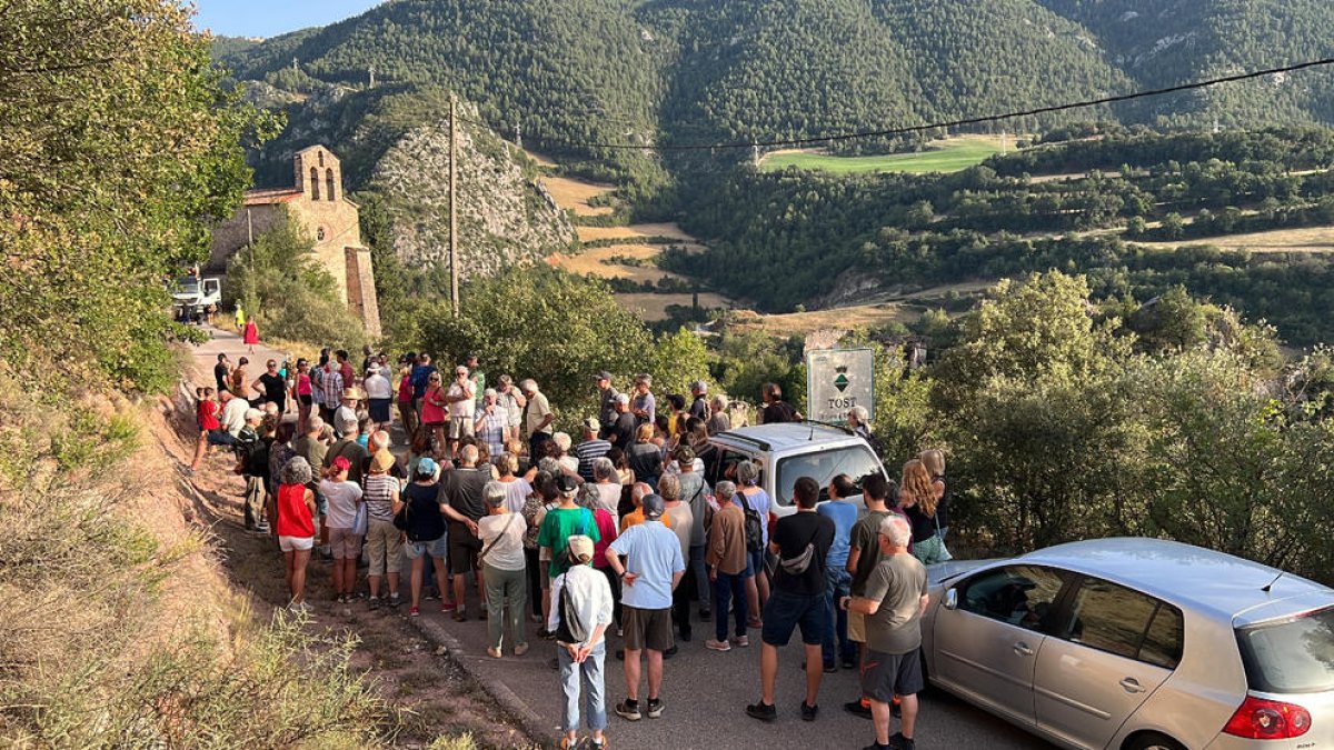 La visita guiada ahir al poble deshabitat de Tost, al municipi de Ribera d’Urgellet.