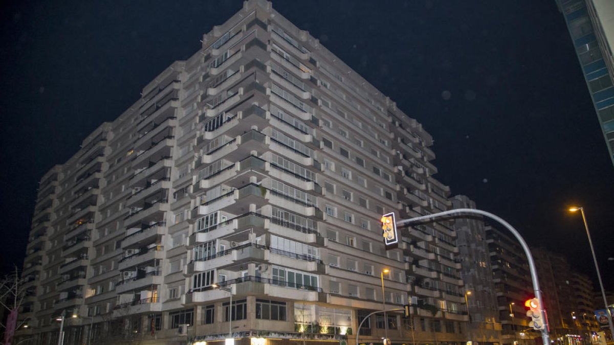 Identifiquen la persona que llançava objectes a la via pública des d'un edifici de la plaça Espanya de Lleida