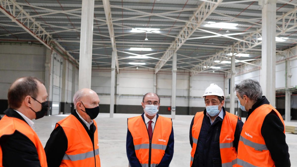 Imagen de la visita de Jaume Alsina y Javier Lambán a las instalaciones de BonÀrea en Épila.