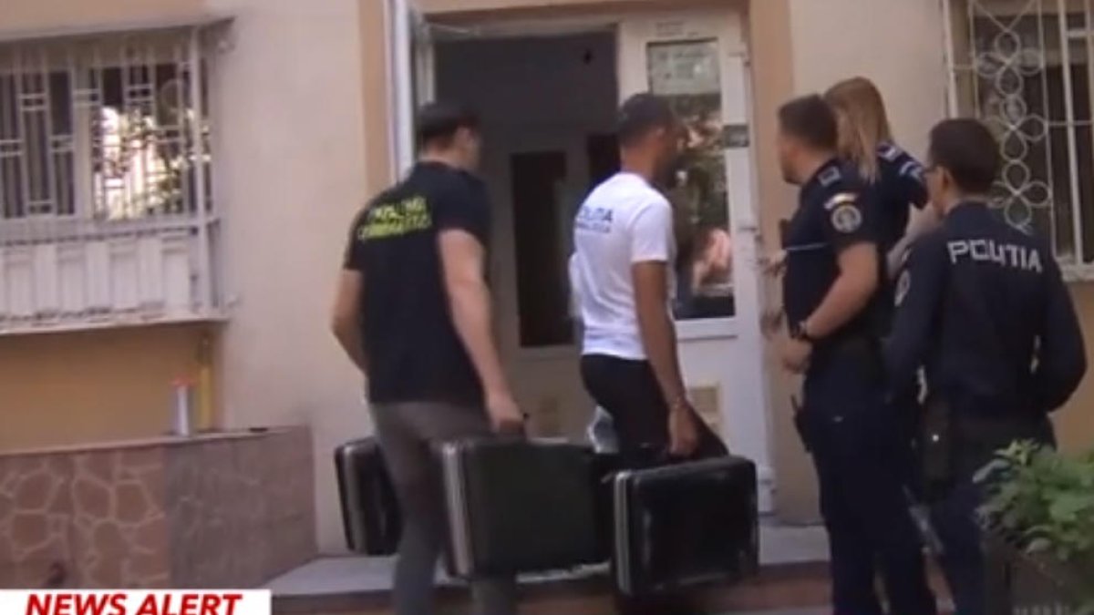 Investigadores en el domicilio donde fue hallada la niña.