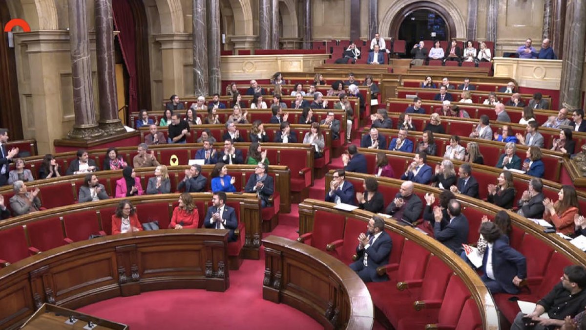 El ple va aplaudir la votació. A dalt a la dreta, els dos alcaldes.