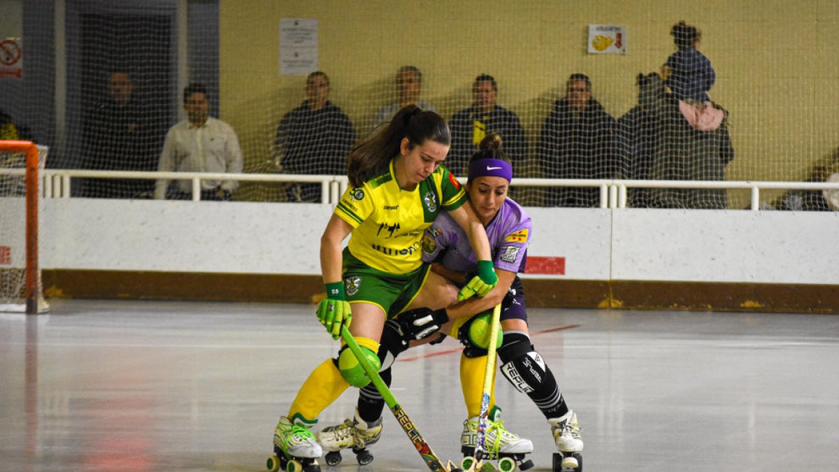 Daiana Silva pugna con una jugadora del Académico Da Feira.