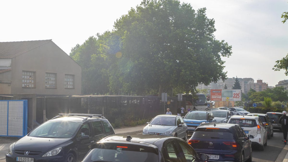 Trànsit intens davant de l’institut Guindàvols en el nou accés al pàrquing, ahir a les 8.00 hores.