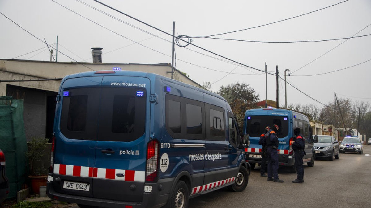L’operatiu es va fer de manera simultània, a les fotos els dispositius a la partida Quatre Pilans (esq.) i Sidamon (dreta).
