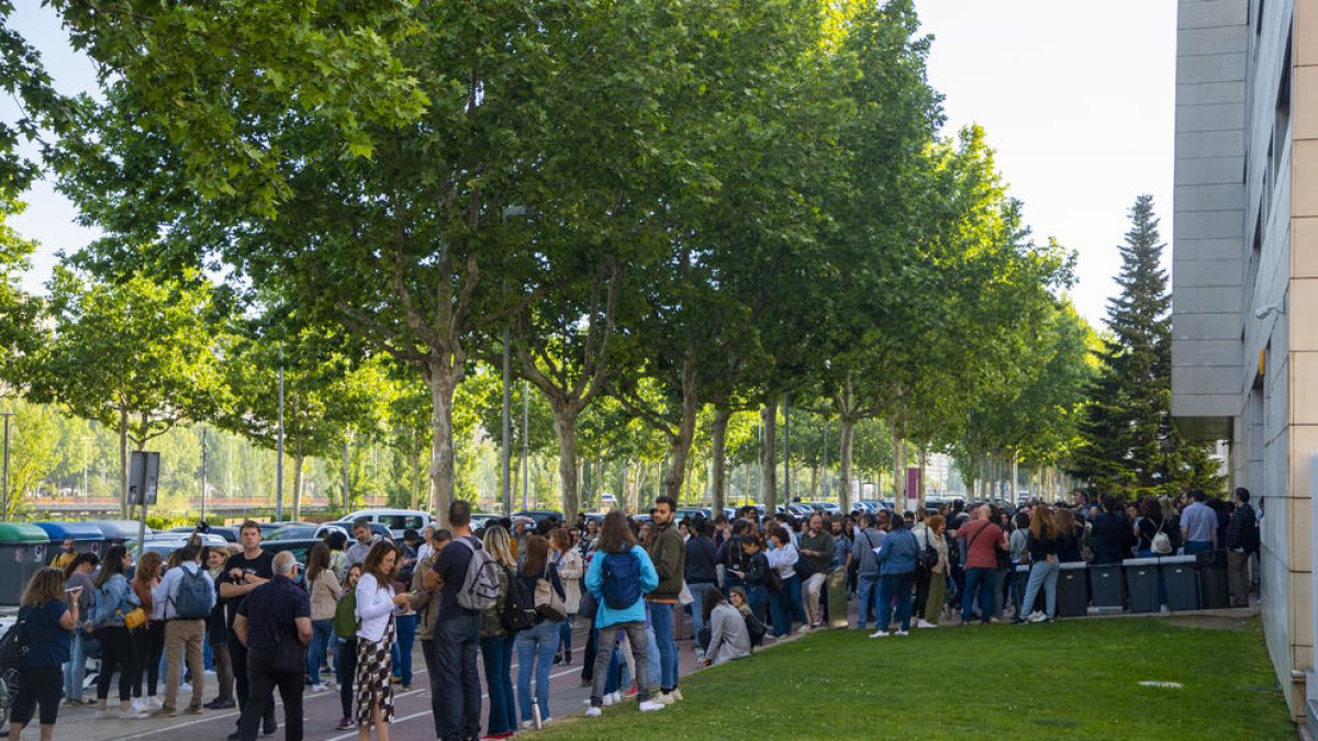 Opositores esperando a entrar en la UdL para el examen en abril.