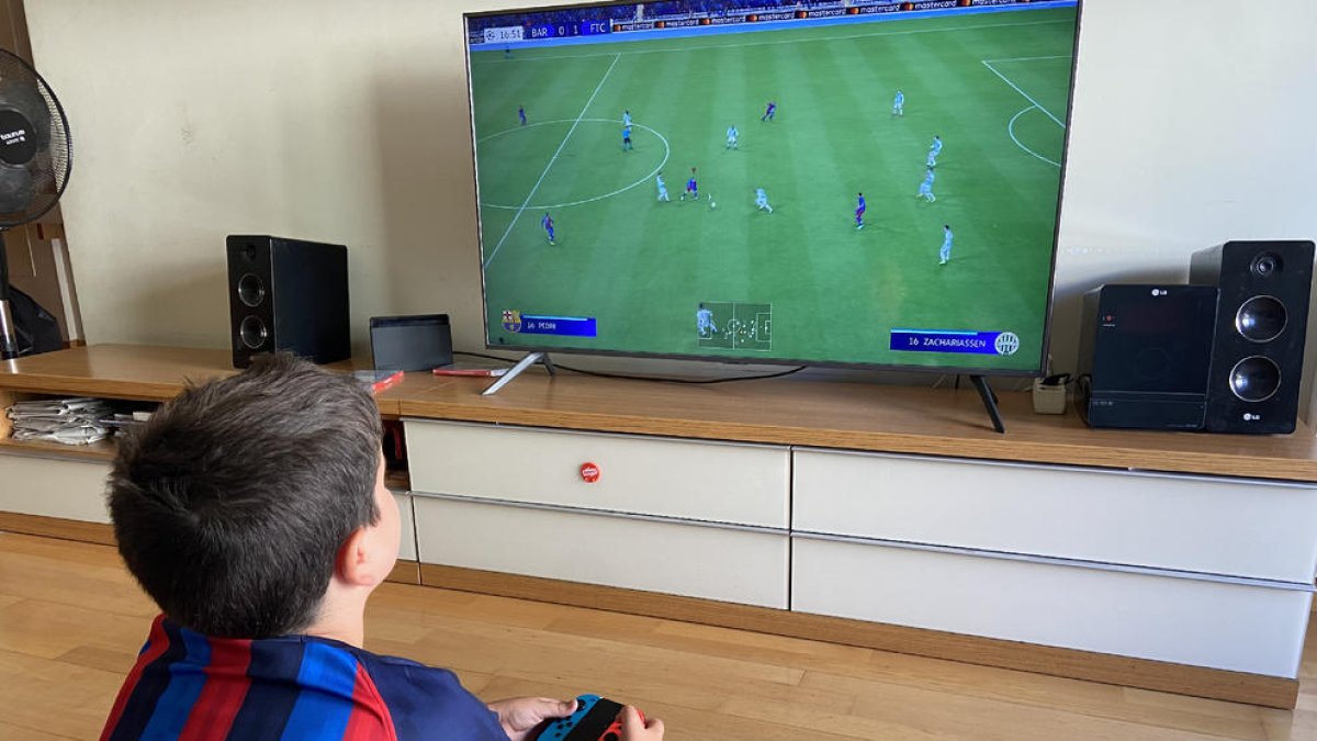 El 40,8% de niños leridanos pasan más de dos horas al día ante las pantallas.