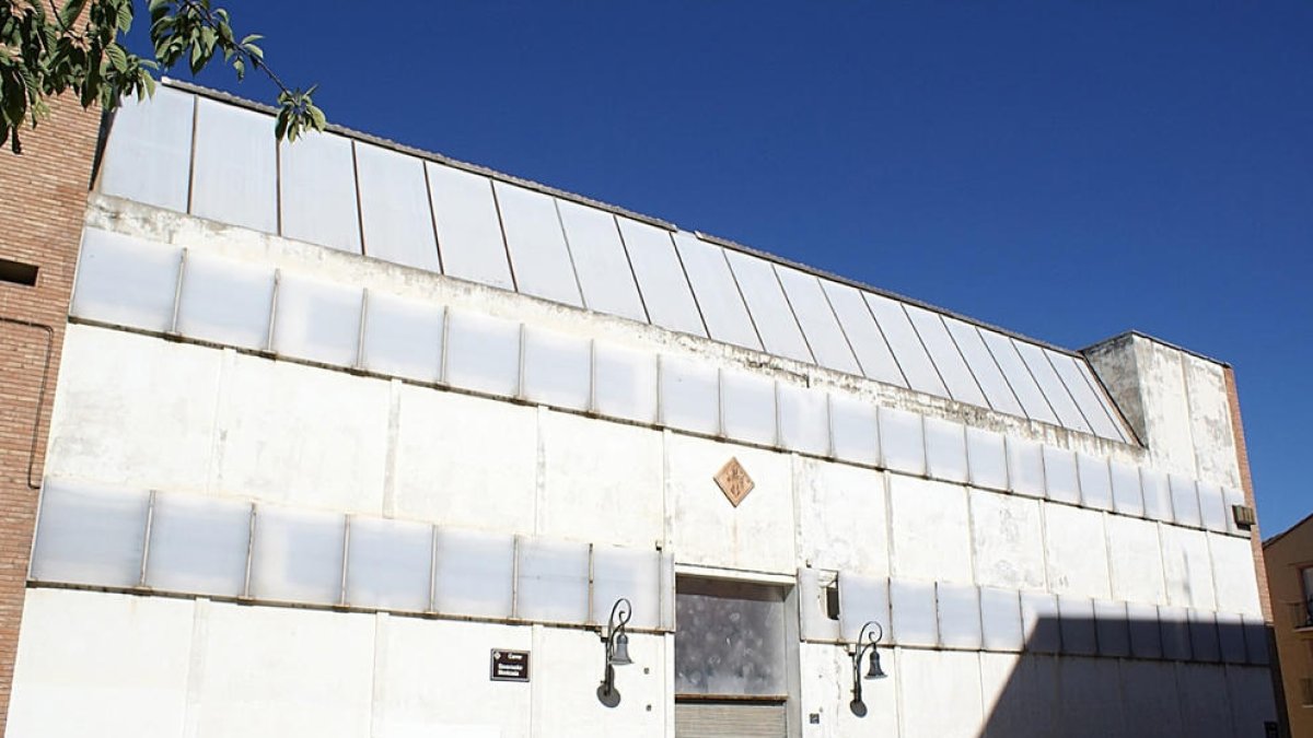 Imatge de la façana de l’antic mercat de Santa Teresa i de com es troba l’interior, que està molt degradat i ple d’escombraries.
